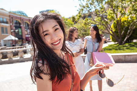 青年女人和闺蜜逛街购物图片