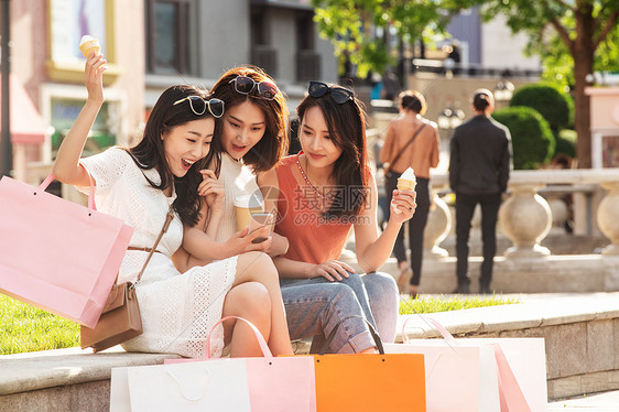 青年闺蜜吃冰淇淋图片