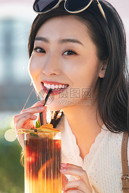 快乐的青年女人品尝夏日饮品图片