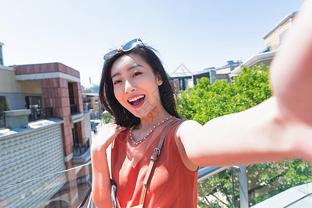 户外逛街自拍的青年女人图片