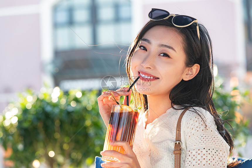 快乐的青年女人品尝夏日饮品图片