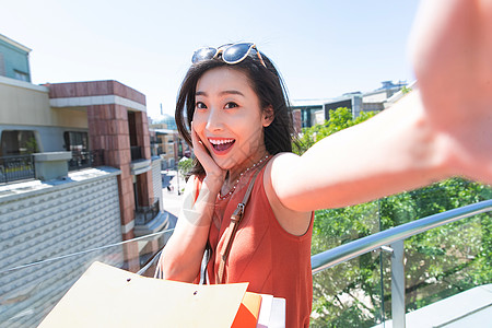 户外逛街自拍的青年女人图片