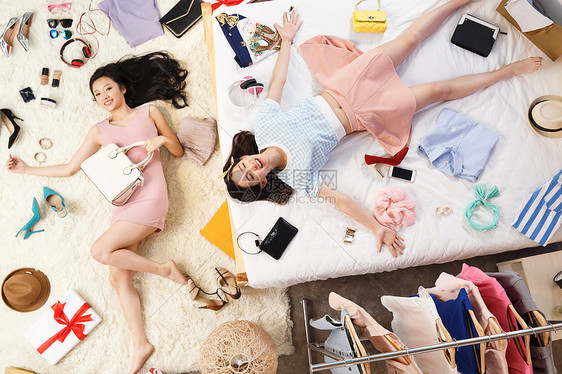 青年女人躺在卧室图片