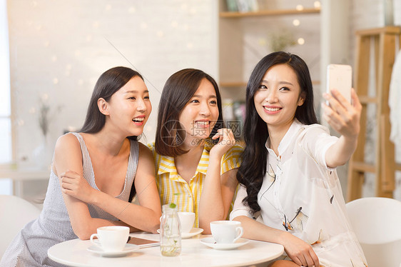 青年女人用手机自拍图片