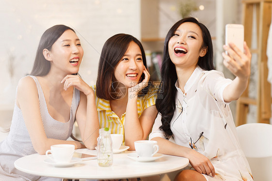 青年女人用手机自拍图片