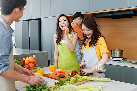 快乐的年轻人在厨房做饭图片