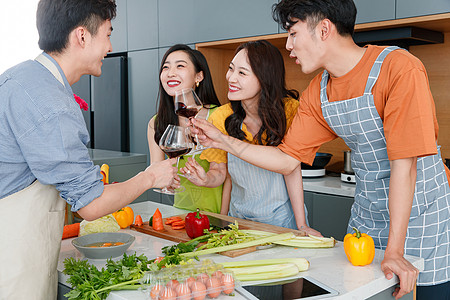 喝红酒手势快乐的年轻人边做饭边喝红酒背景