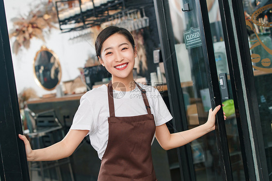 站在咖啡店门口的女服务员图片