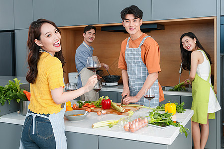 一起做饭的快乐年轻人图片