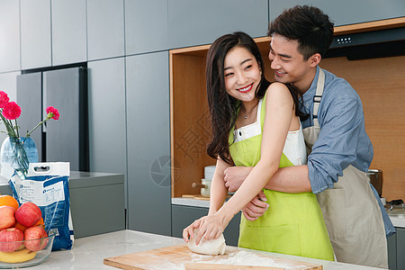 在厨房做饭的幸福情侣图片