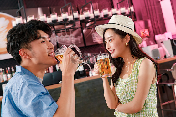 青年情侣在酒吧喝酒图片