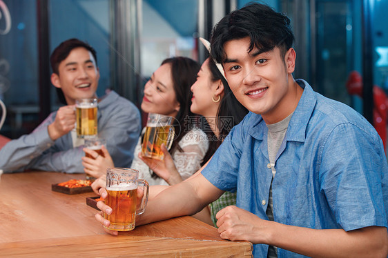青年男士和朋友在酒吧喝酒图片