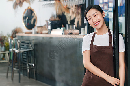 站在咖啡店门口的女服务员图片