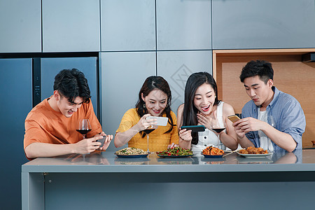 快乐的青年人用餐时照相图片