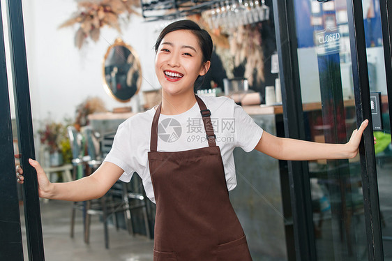 站在咖啡店门口的女服务员图片