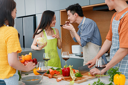 情侣吃一起做饭的快乐年轻人背景