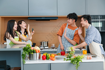 一起做饭的快乐年轻人图片
