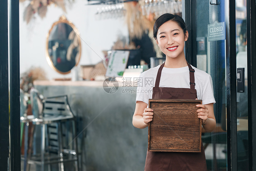 拿着托盘的咖啡店服务员图片