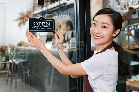 咖啡店的女服务员图片