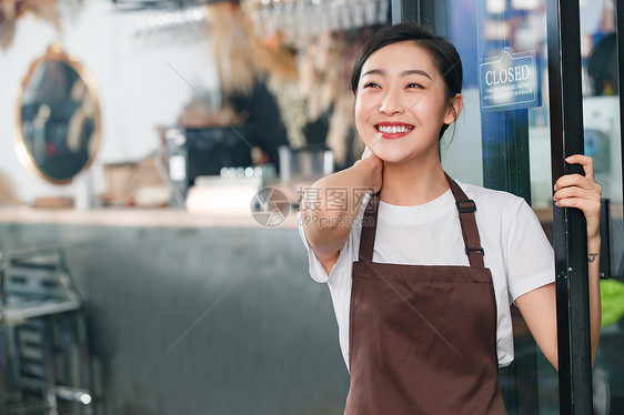 咖啡店门口迎接顾客的女服务员图片