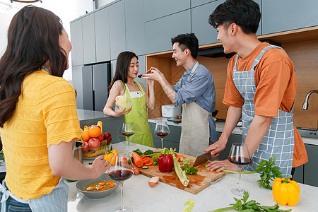 快乐的年轻人在厨房做饭图片