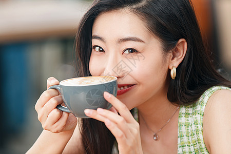 喝咖啡的青年女人图片