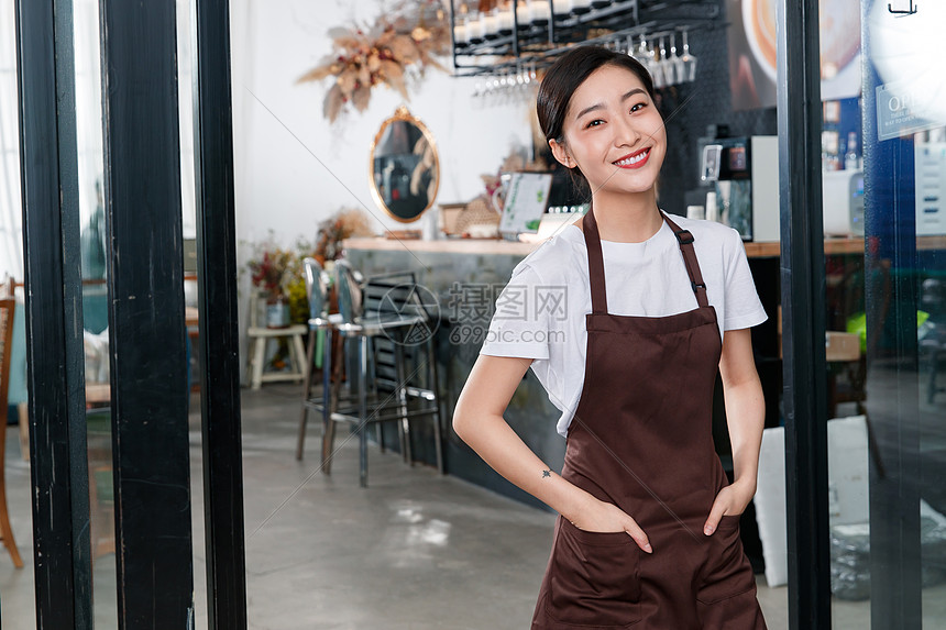 咖啡店的女服务员图片