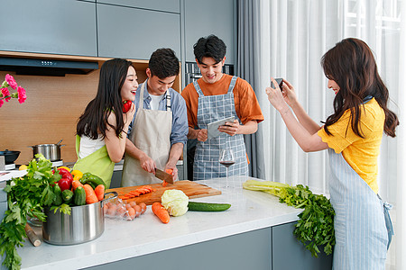 红酒生活快乐的年轻人在厨房做饭照相背景