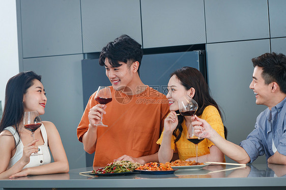 快乐的青年人聚餐喝酒图片