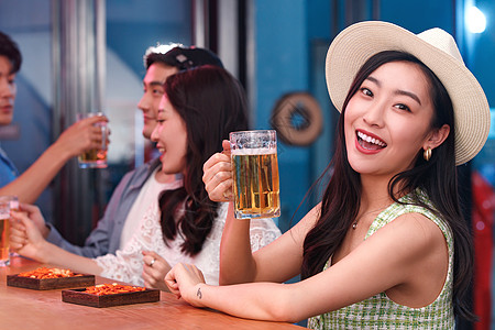 青年女人和朋友在酒吧喝酒图片