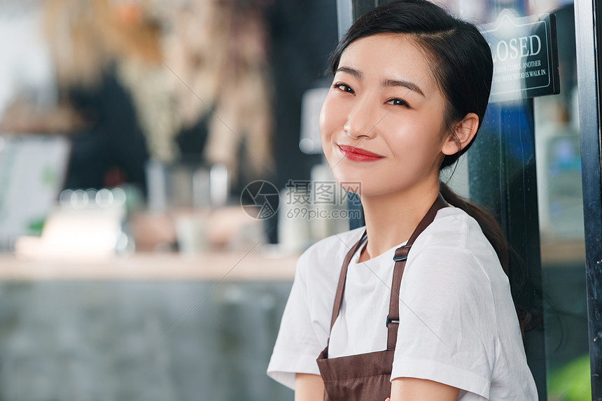 咖啡店的女服务员图片