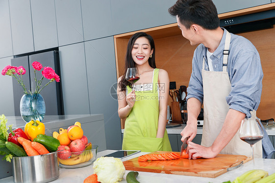 在厨房做饭的幸福情侣图片