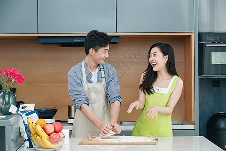 青年夫妇在厨房做面食图片