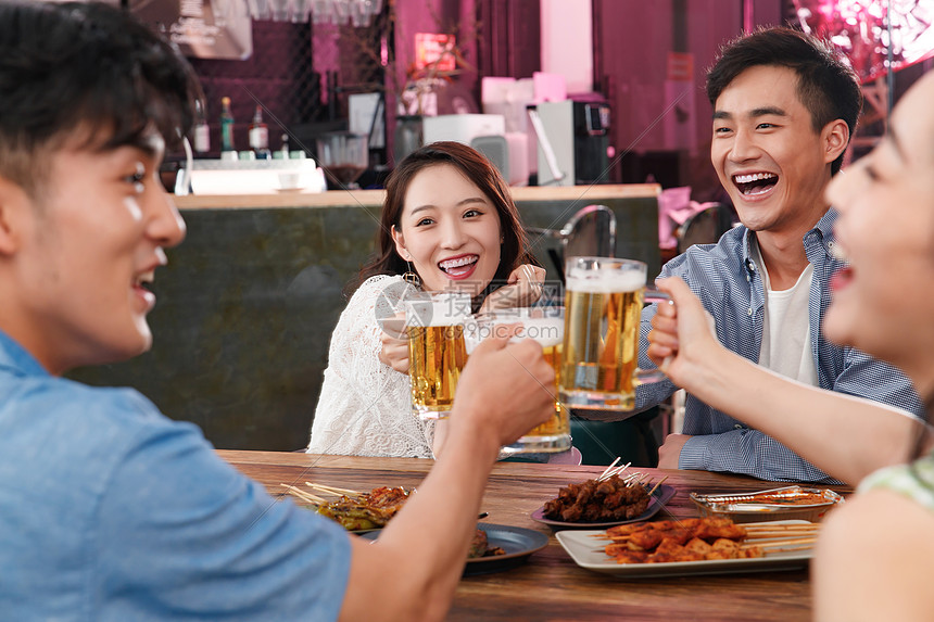 喝啤酒的快乐年轻人高清图片下载-正版图片507684201-摄图网