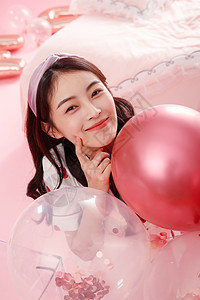 漂亮的年轻女孩和气球图片
