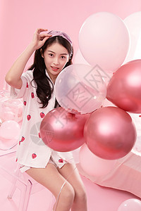 漂亮的年轻女孩和气球图片