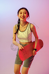 玩滑板的个年轻女孩图片