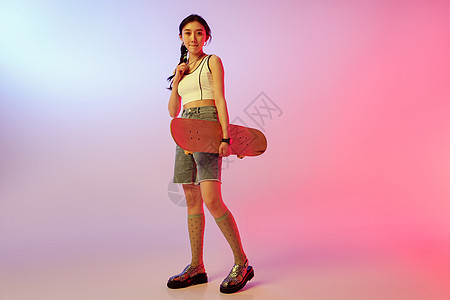 酷玩玩滑板的个年轻女孩背景