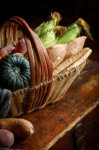 蔬菜筐玉米红薯高清图片