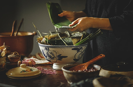 餐具包包粽子背景