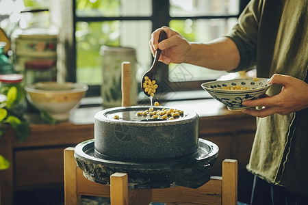 研磨豆浆石磨豆浆高清图片