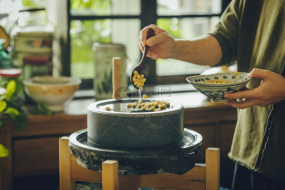 研磨豆浆图片