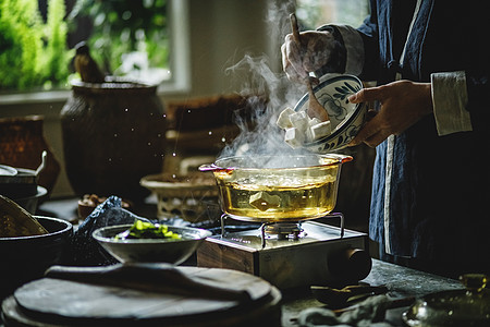 厨师做饭铜炉火锅高清图片