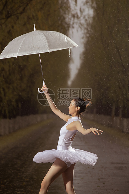 拿着雨伞的青年女人跳芭蕾舞图片