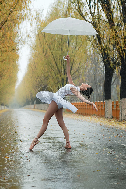 拿着雨伞的青年女人跳芭蕾舞图片