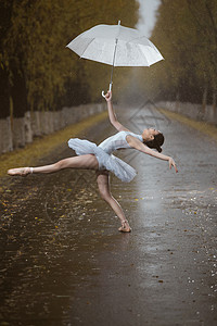 拿着雨伞的青年女人跳芭蕾舞图片