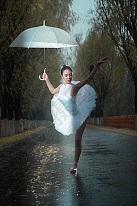 拿着雨伞的青年女人跳芭蕾舞图片