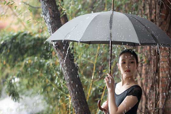 穿黑色裙子跳芭蕾舞的青年女人图片