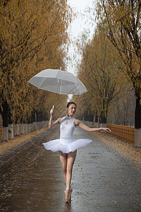 拿着雨伞的青年女人跳芭蕾舞图片