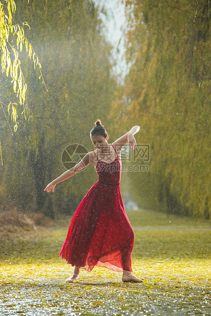 穿红色裙子的青年女人在户外跳芭蕾舞图片